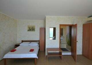 Гостиница Панорама Малореченское Четырехместный номер с видом на море-1