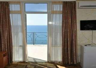 Гостиница Панорама Малореченское Четырехместный номер с видом на море-4